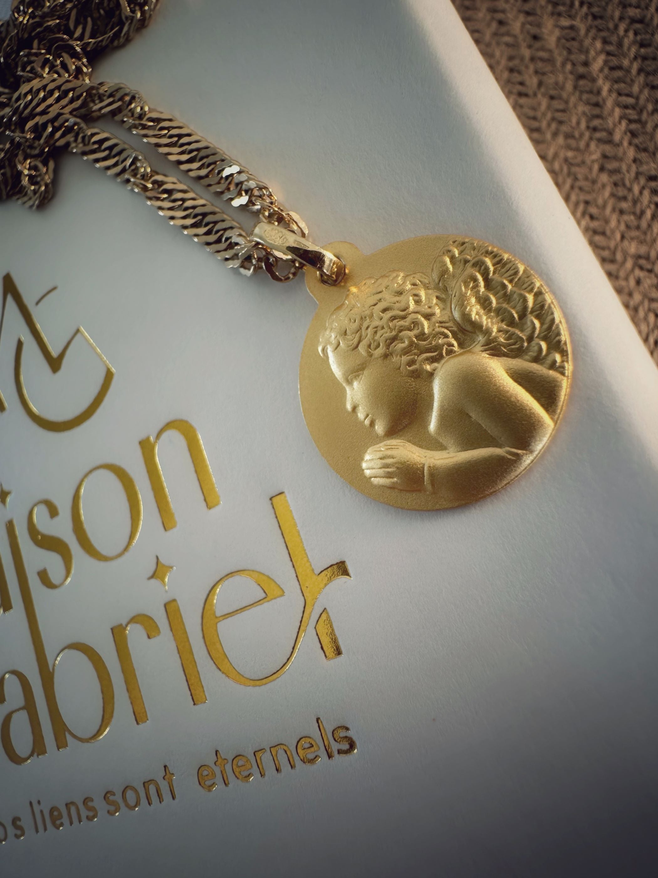 Médaillon empreinte bois - Petit Artichaut - Cadeau de naissance Médaillon empreinte bois - Petit Artichaut - Cadeau de naissance