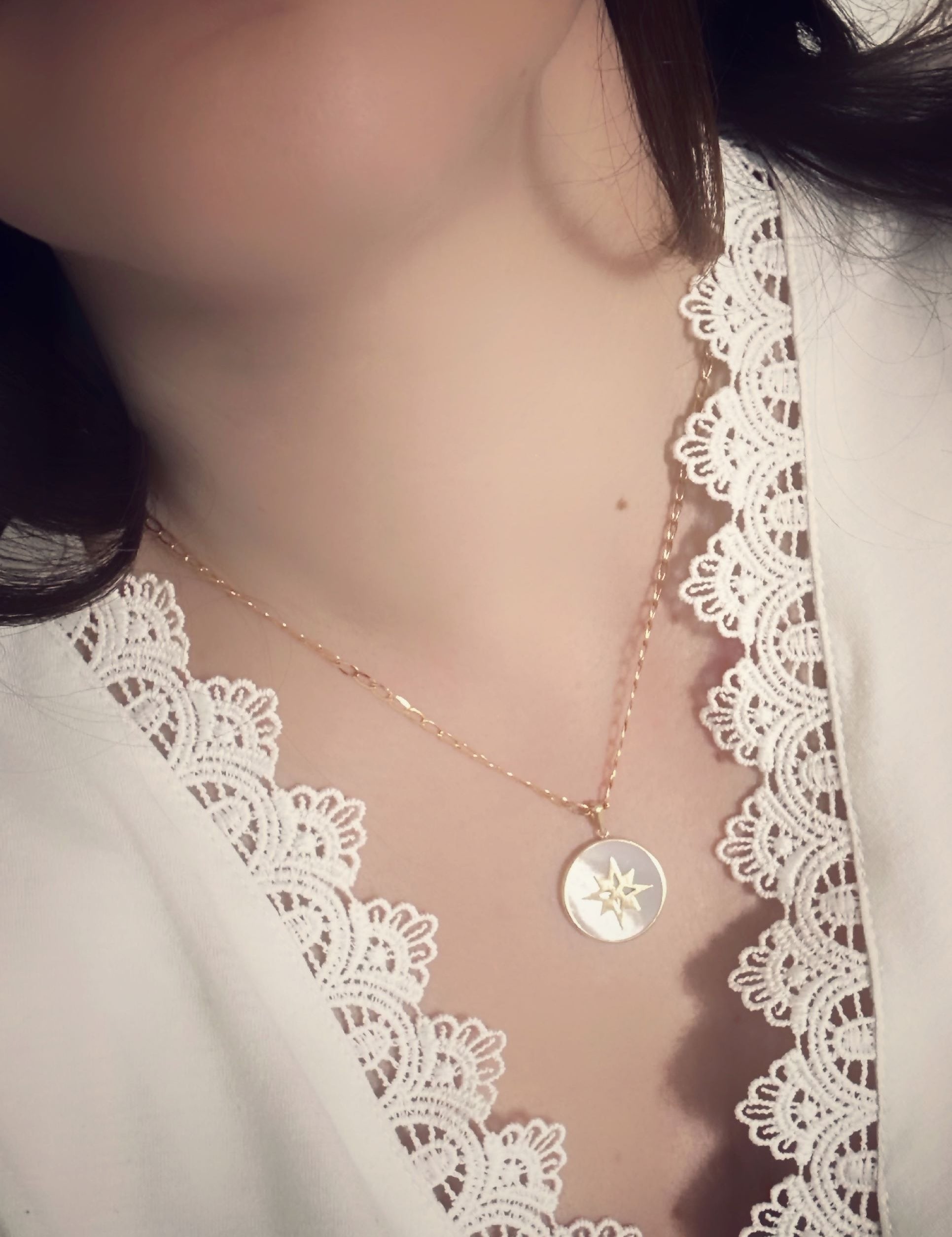 MaisonGabriel_PendentifEsthergravable_ennacre_bordureetetoilepolaireenor18carats_redim_12.jpg