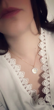 Pendentif "Esther" gravable, en nacre, bordure et étoile polaire en or 18 carats