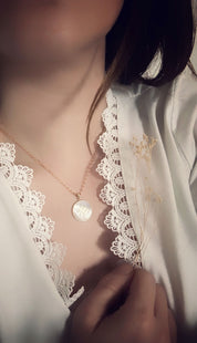 Pendentif "Esther" gravable, en nacre, bordure et étoile polaire en or 18 carats
