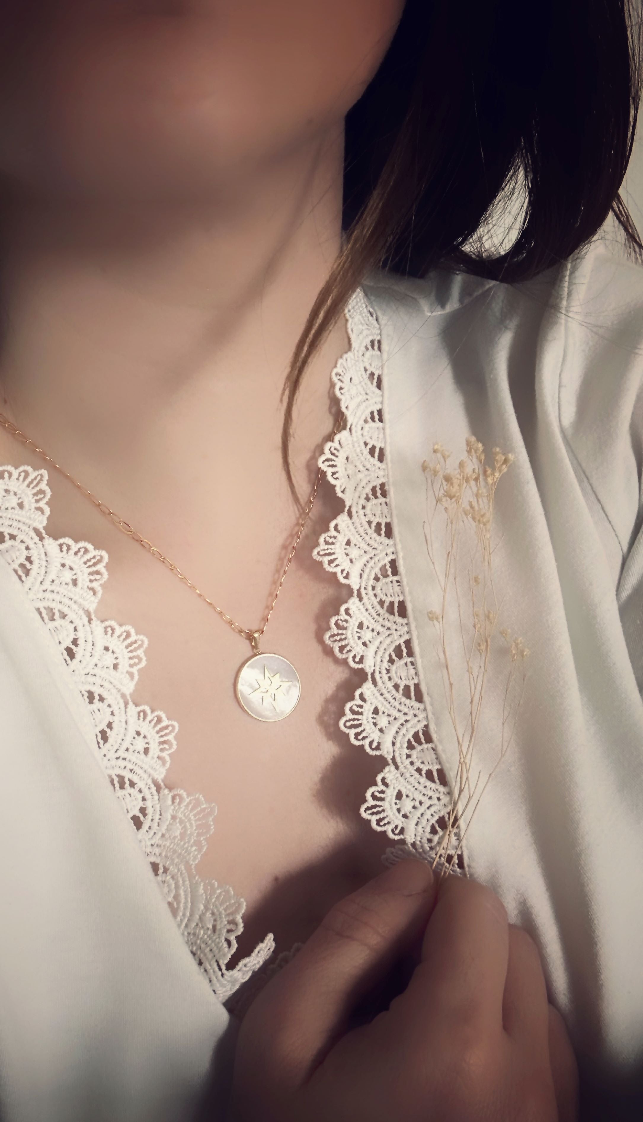 Pendentif "Esther" gravable, en nacre, bordure et étoile polaire en or 18 carats