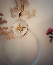 Pendentif "Esther" gravable, en nacre, bordure et étoile polaire en or 18 carats
