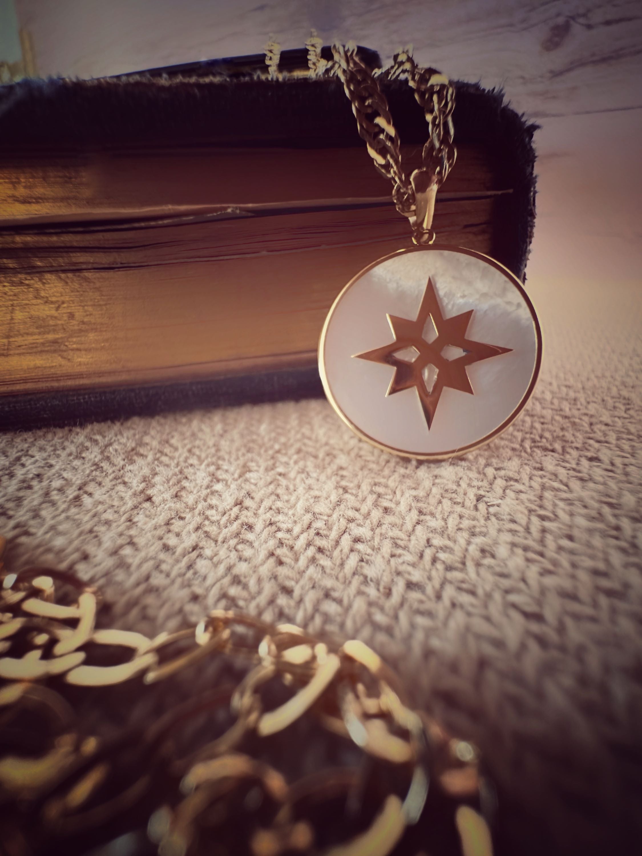 Pendentif "Esther" gravable, en nacre, bordure et étoile polaire en or 18 carats