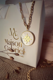 Pendentif "Esther" gravable, en nacre, bordure et étoile polaire en or 18 carats