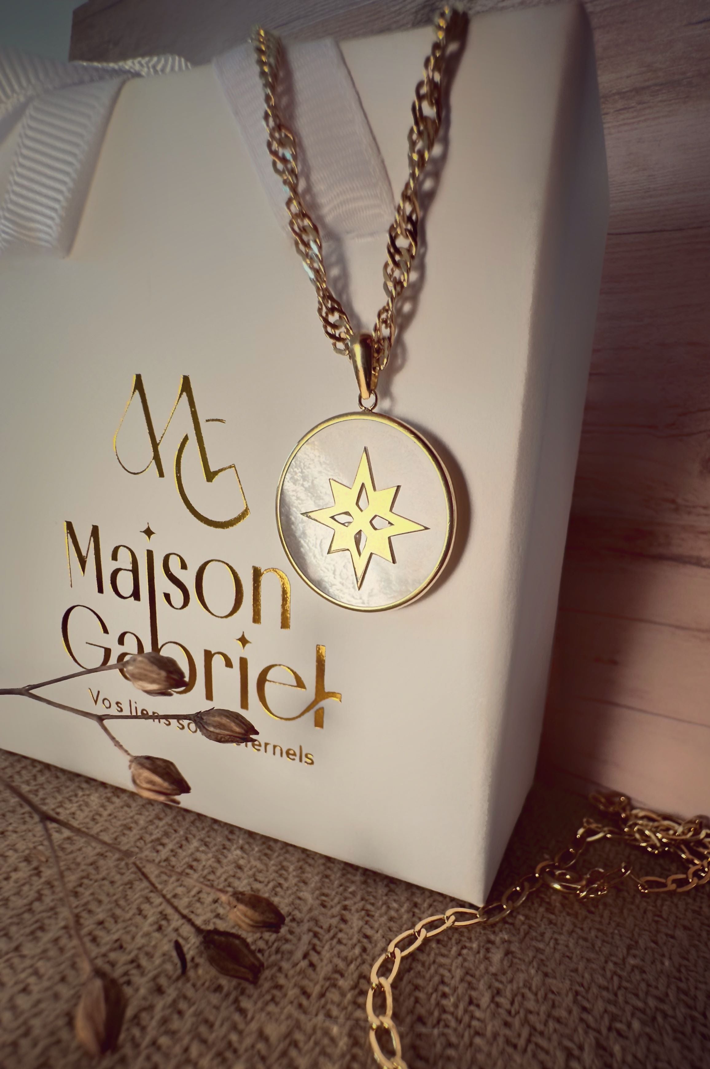 Pendentif "Esther" gravable, en nacre, bordure et étoile polaire en or 18 carats