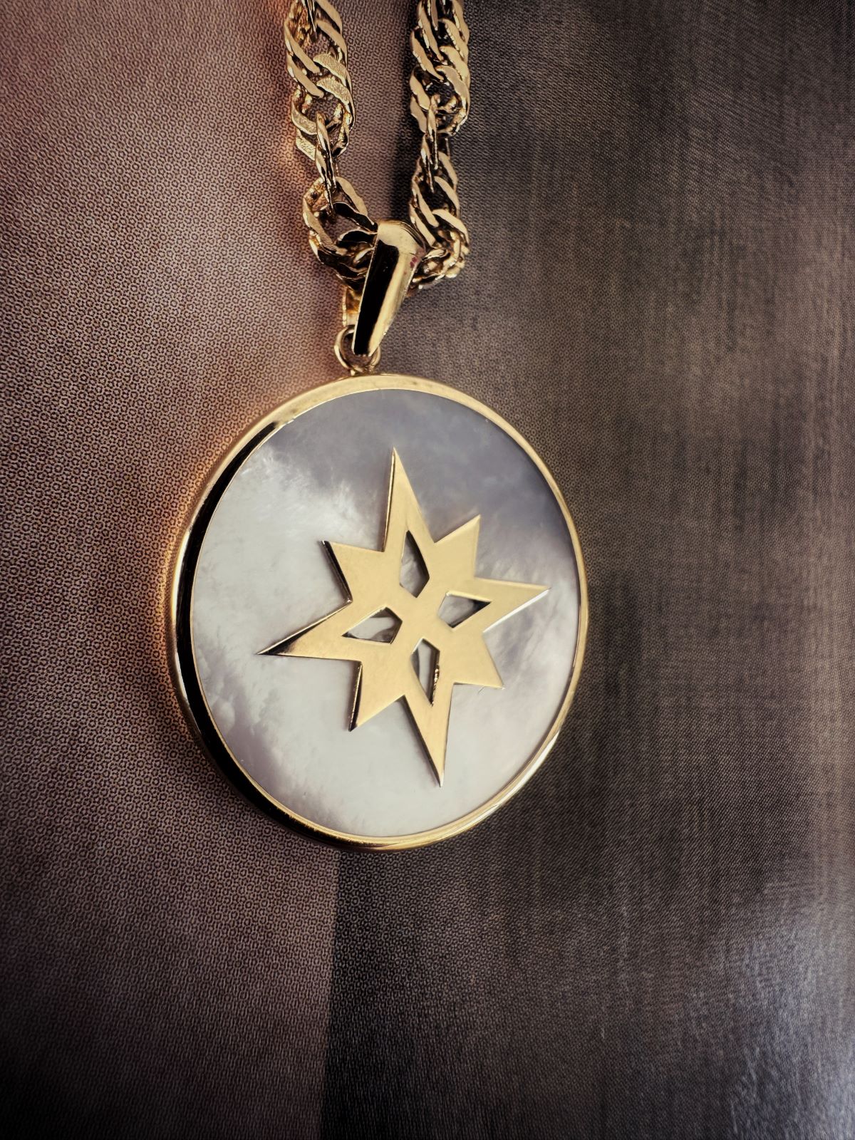 Pendentif "Esther" gravable, en nacre, bordure et étoile polaire en or 18 carats