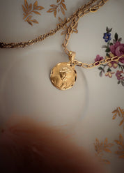 Pendentif "Petit enfant aux fleurs", gravable, facetté en or 18 carats