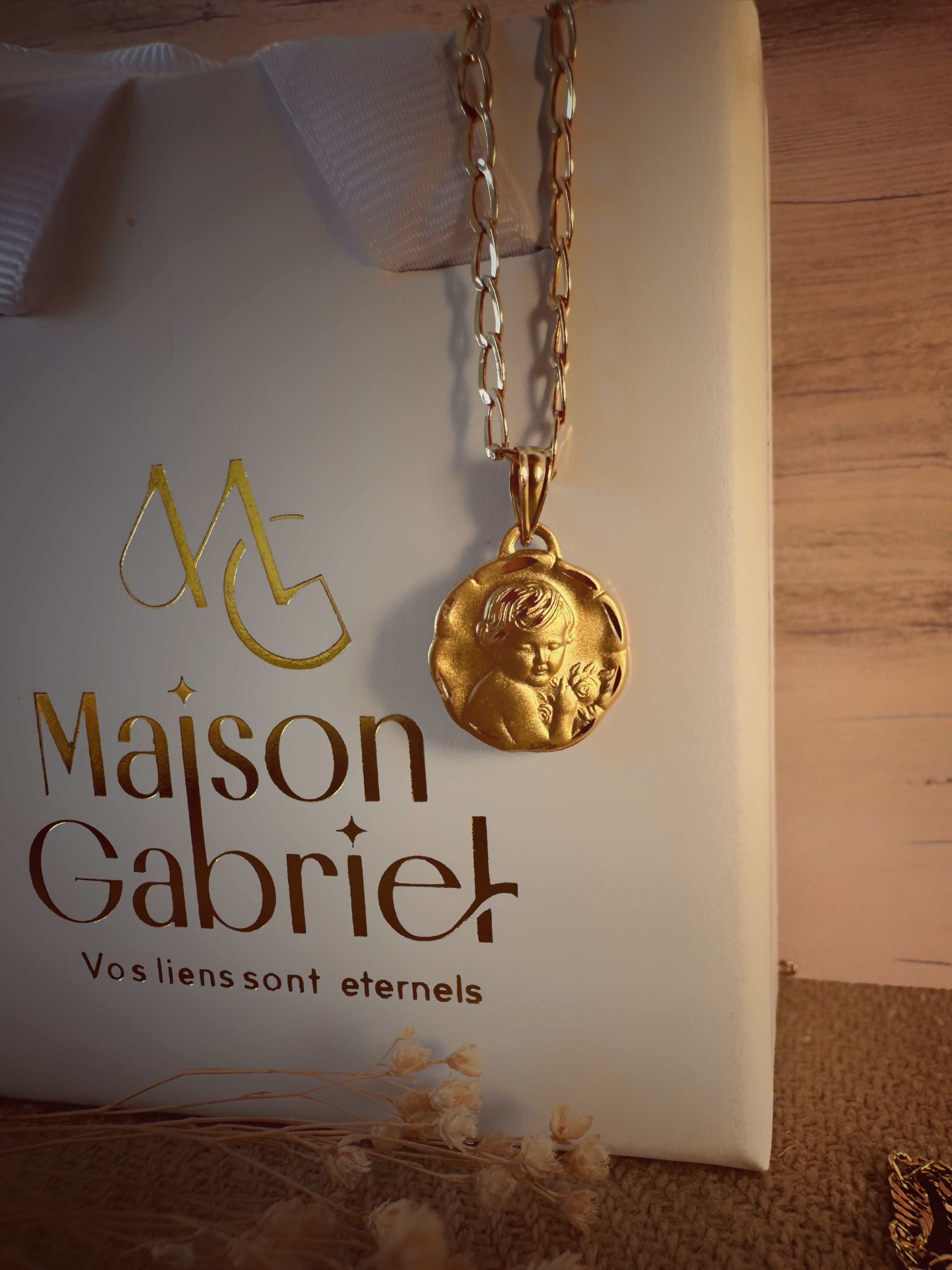 Pendentif "Petit enfant aux fleurs", gravable, facetté en or 18 carats