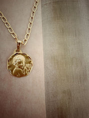 Pendentif "Petit enfant aux fleurs", gravable, facetté en or 18 carats