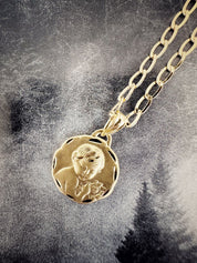 Pendentif "Petit enfant aux fleurs", gravable, facetté en or 18 carats