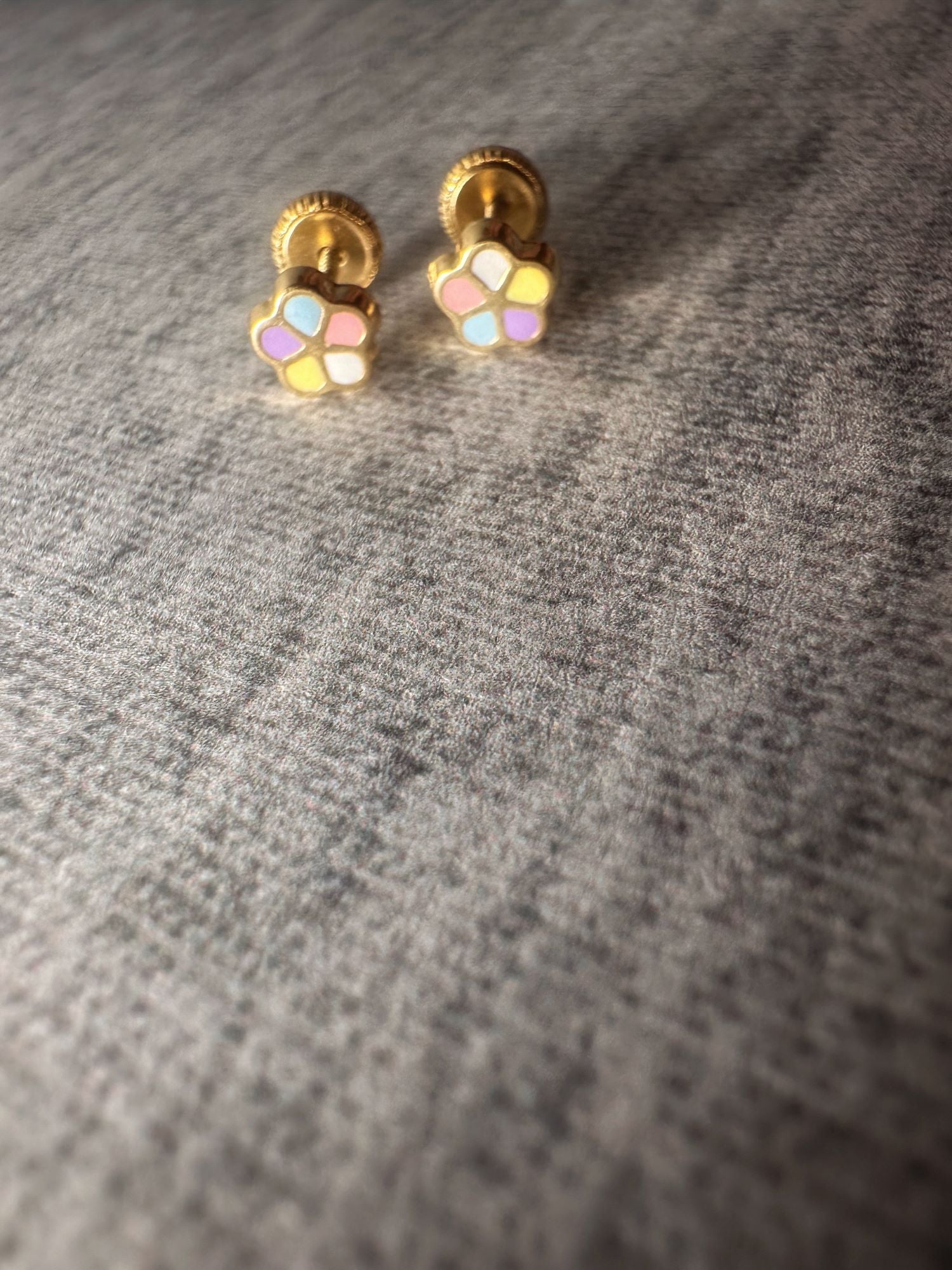 Puces d'oreilles "April", pour enfants, en or 18 carats et émail pastel, fermoir  à vis