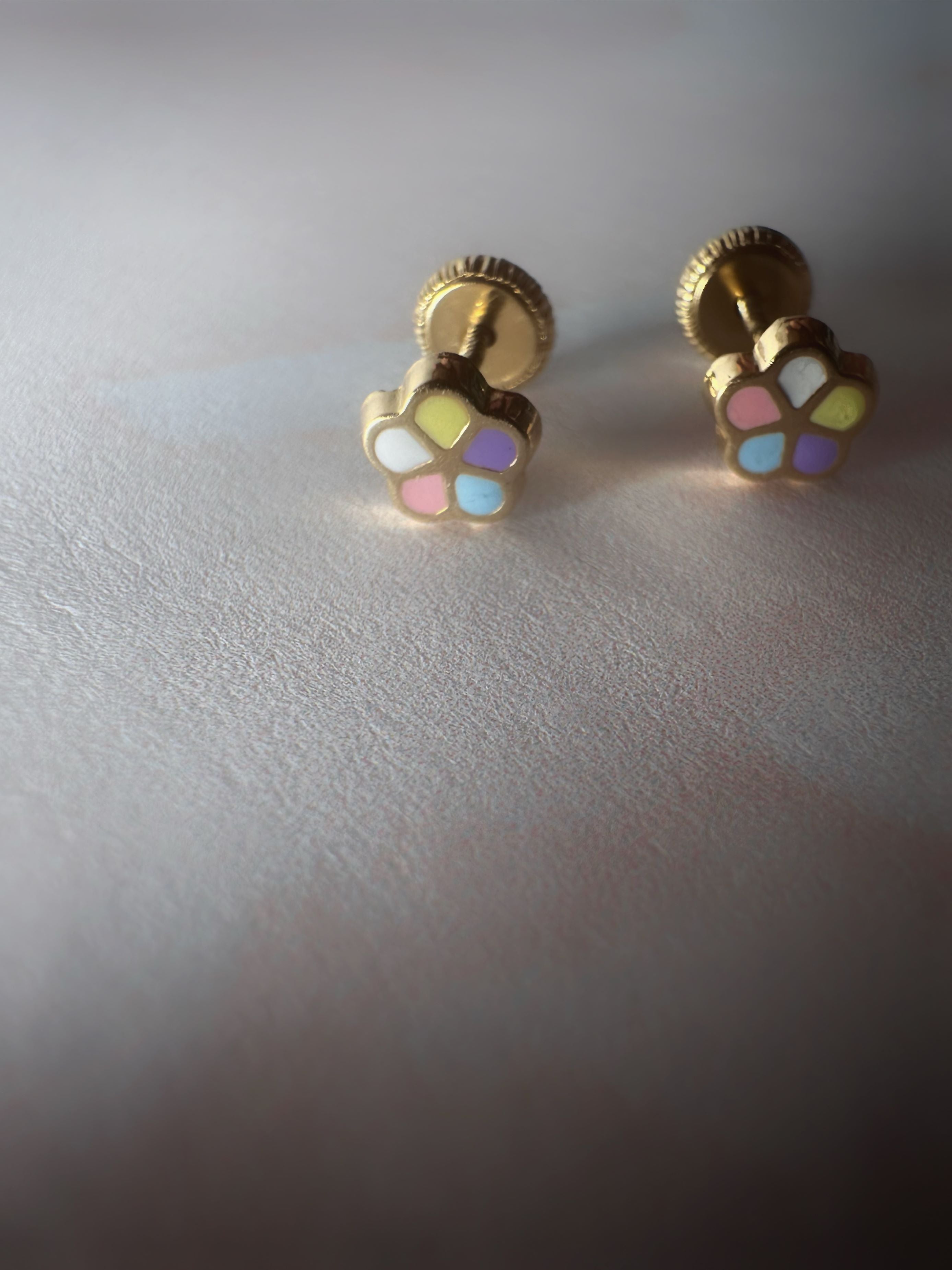 Puces d'oreilles "April", pour enfants, en or 18 carats et émail pastel, fermoir  à vis