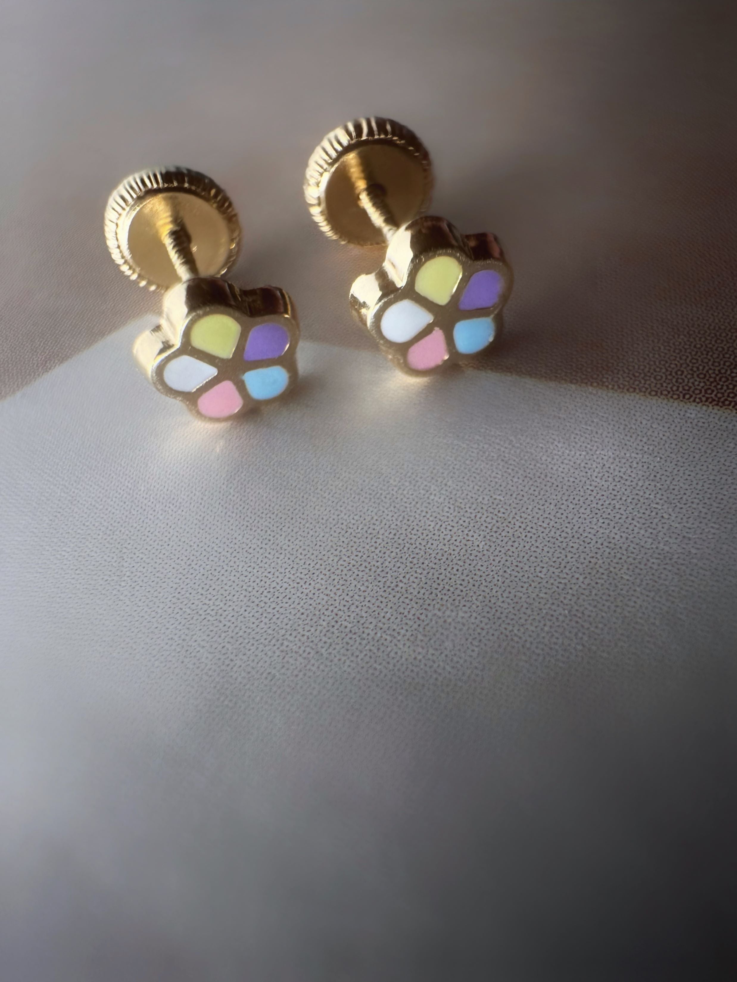 Puces d'oreilles "April", pour enfants, en or 18 carats et émail pastel, fermoir  à vis