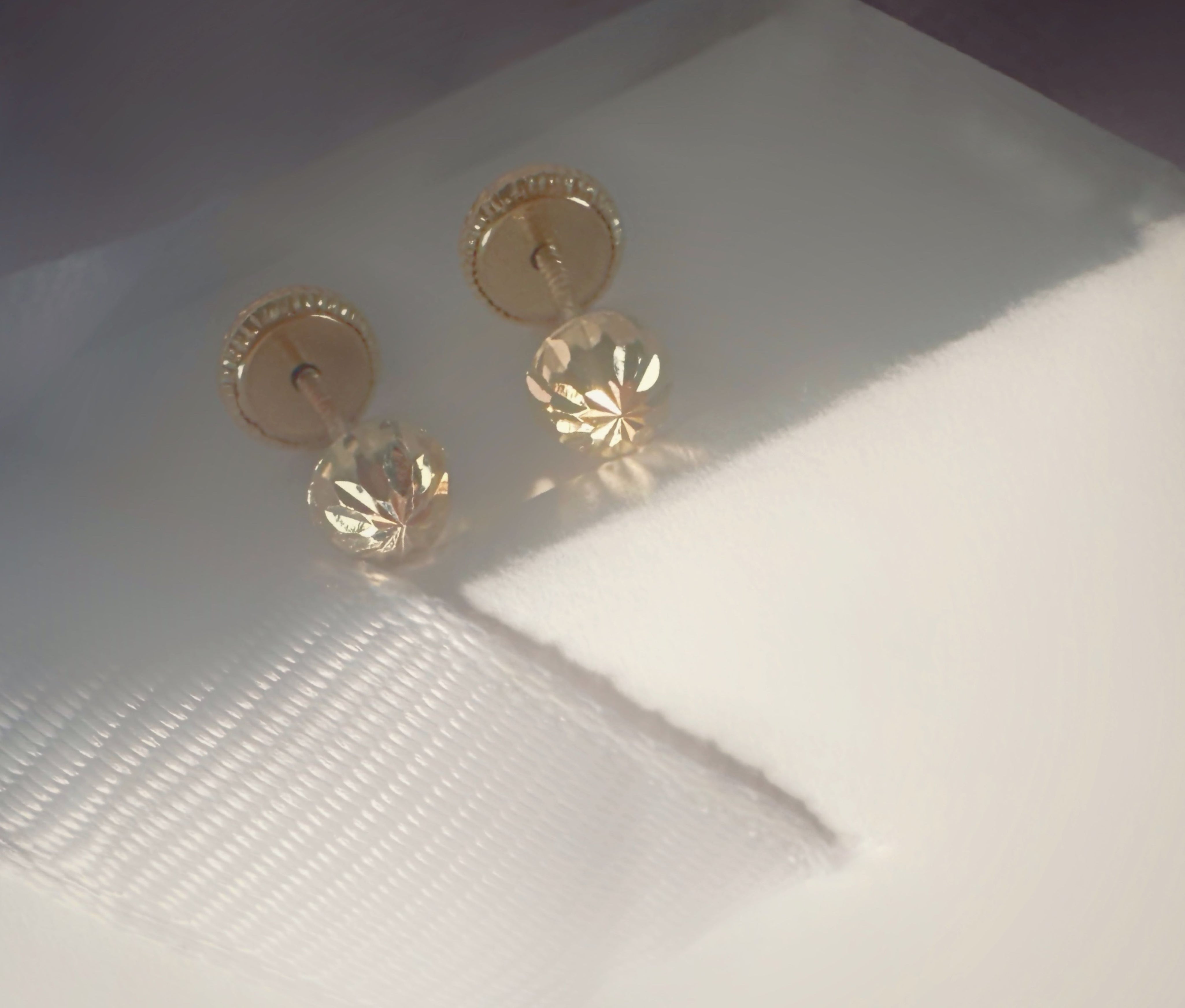 Puces d'oreilles "Esfera", demi-sphères ciselées en or 18 carats