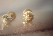 Puces d'oreilles "Esfera", demi-sphères ciselées en or 18 carats