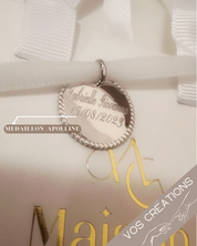 Médaillon ou jeton "Apolline" en argent 925 rhodié, gravable, bordure sculptée perlée, finition polie brillante