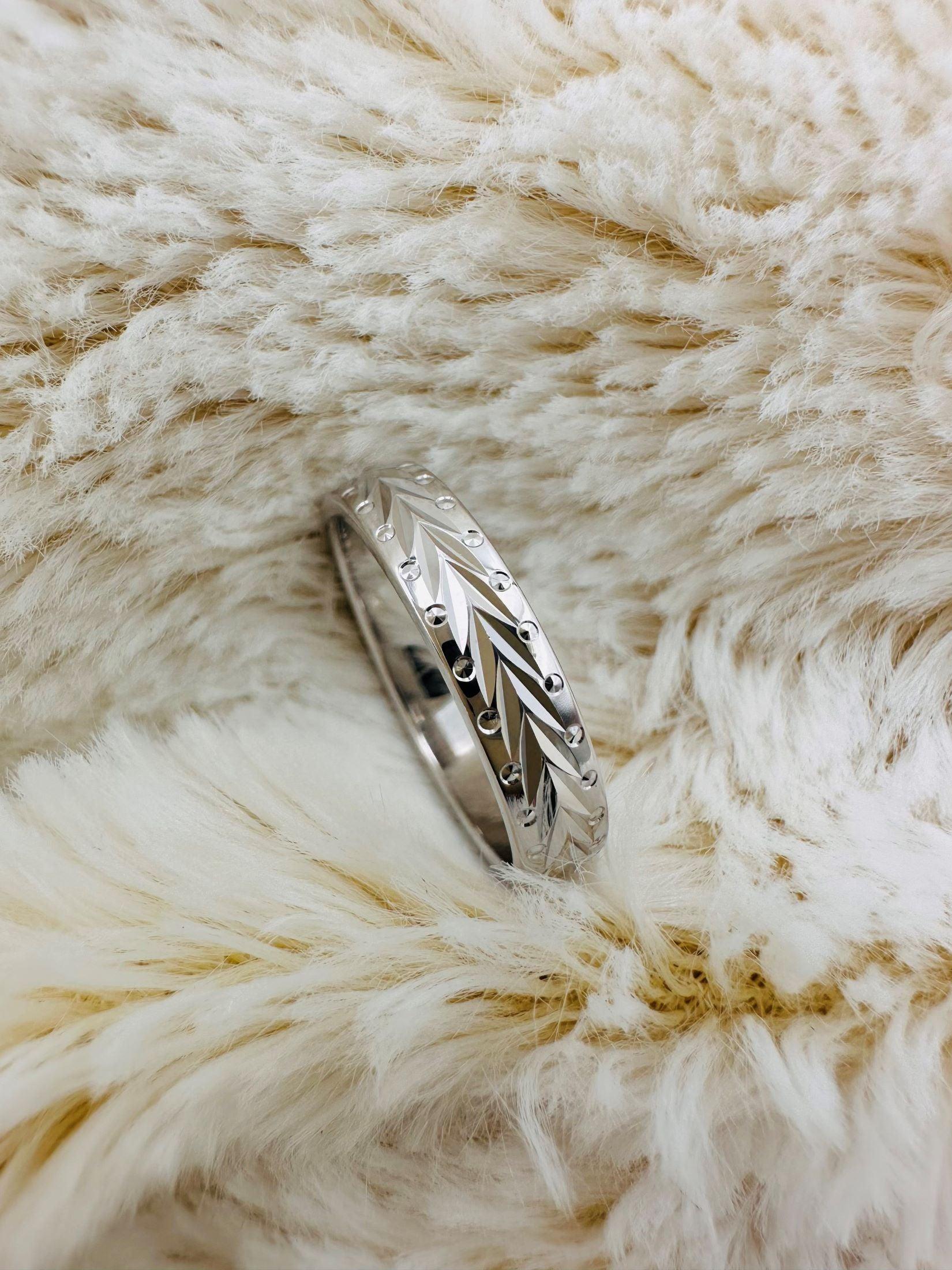 Bague Sillages sculptée, gravable, en argent 925, poids 6,99 grammes Bague Sillages sculptée, gravable, en argent 925, poids 6,99 grammes