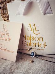 Bague "Princess Kate" en or blanc 18 carats, saphir et pavage de diamants - Maison Gabriel
