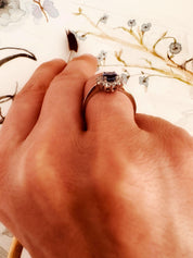 Bague "Princess Kate" en or blanc 18 carats, saphir et pavage de diamants - Maison Gabriel