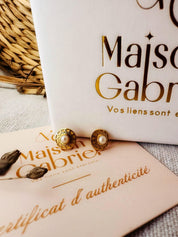 Boucles d'Oreilles "Astrée" en or jaune 18 carats et perle centrale - Maison Gabriel