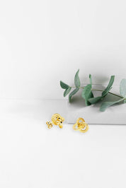 Boucles d'oreilles "Etreinte" en or jaune 18 carats, finition ouvragée - Maison Gabriel