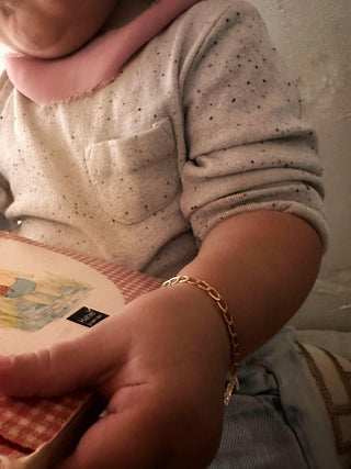 Bracelet Enfant "Caresse" personnalisable avec prénom, en or jaune 18 carats - Maison Gabriel