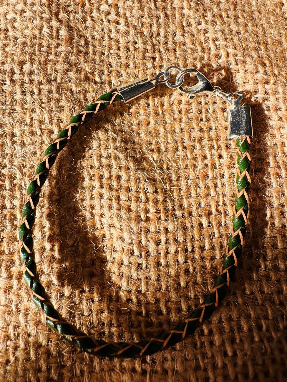 Bracelet ou lien "Paddy" en Cuir de bovin tressé vert forêt - Maison Gabriel