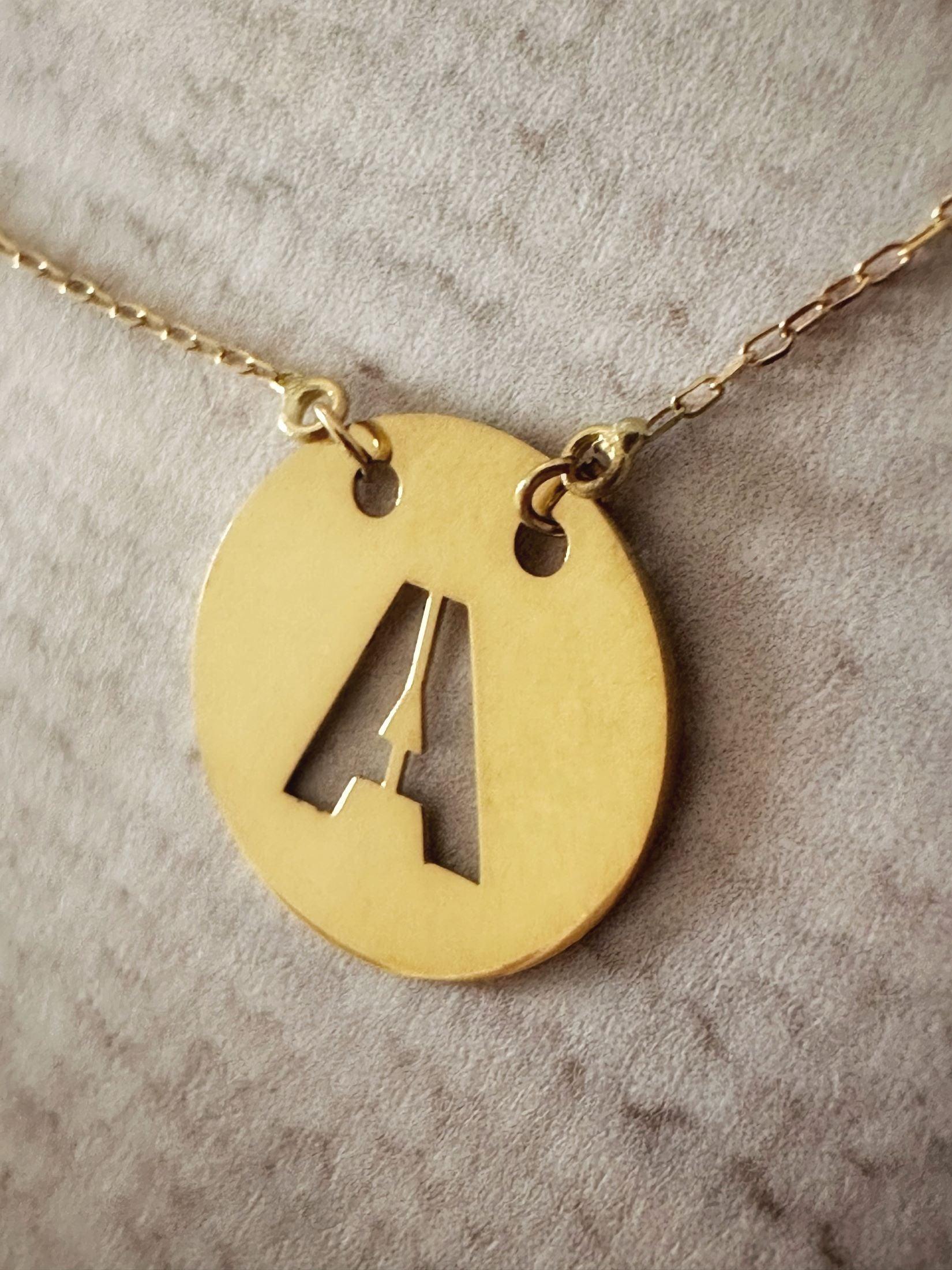 Collier "Alpha", fine chaine ajustable et pendentif rond ajouré initiale, en or jaune 18 carats - Maison Gabriel