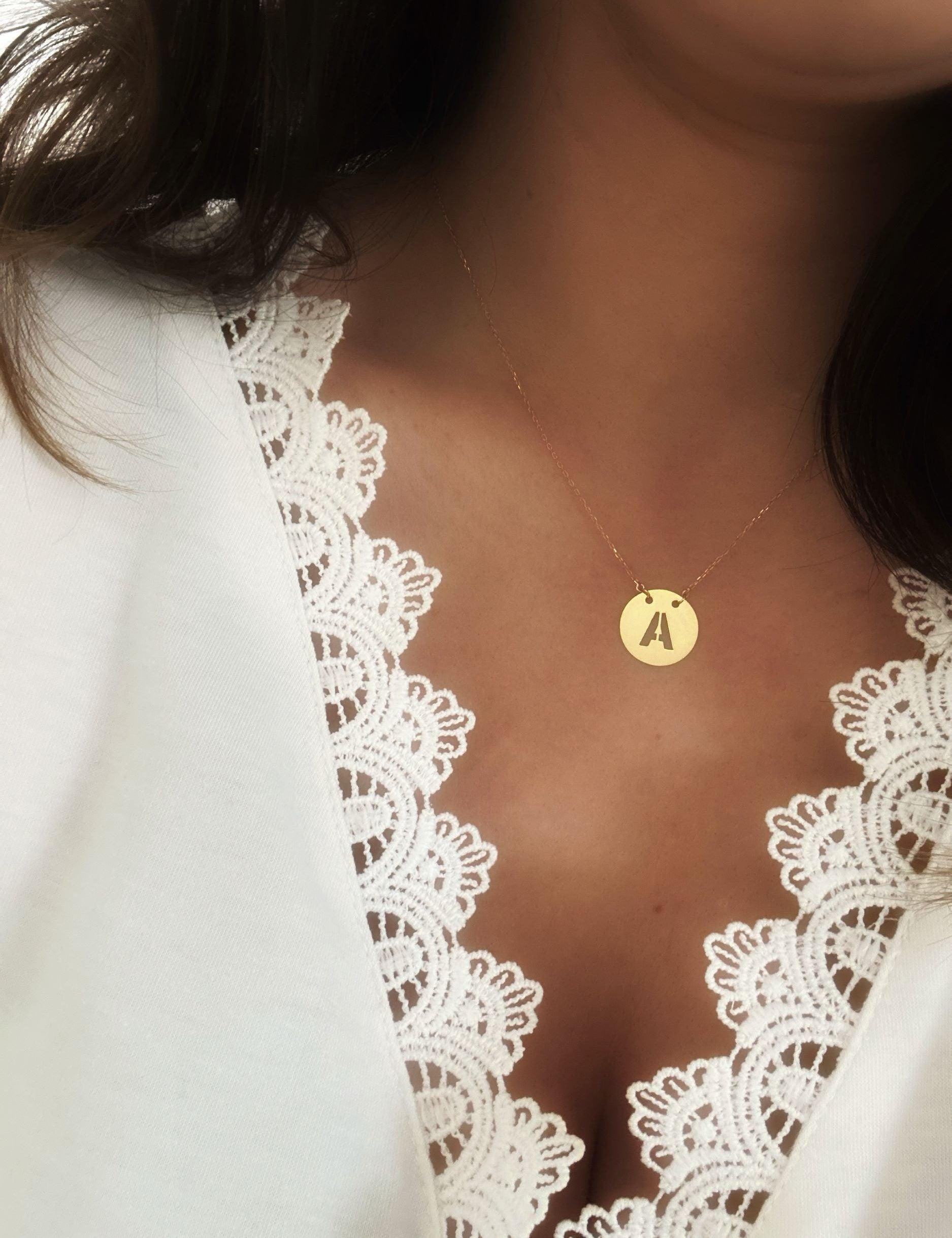 Collier "Alpha", fine chaine ajustable et pendentif rond ajouré initiale, en or jaune 18 carats - Maison Gabriel
