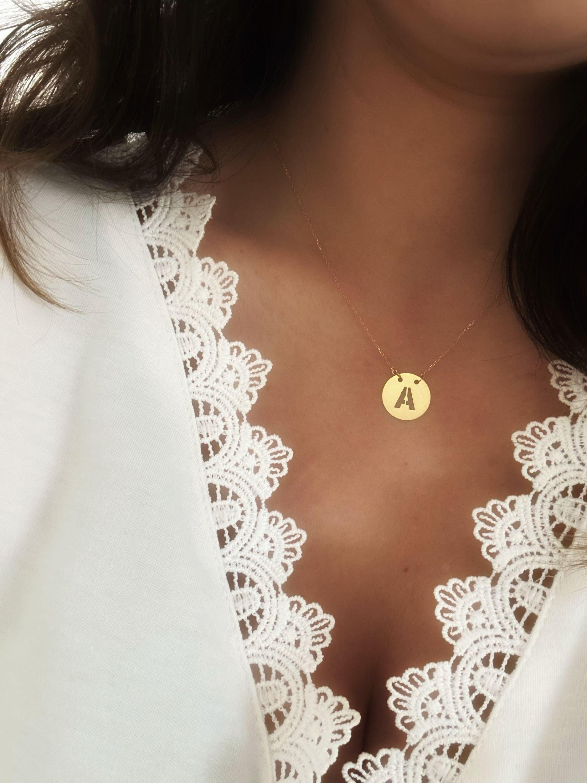 Collier "Alpha", fine chaine ajustable et pendentif rond ajouré initiale, en or jaune 18 carats - Maison Gabriel