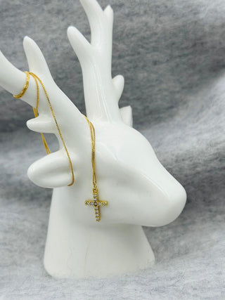 Collier chaîne fine et croix "Gloria" en or jaune 18 carats avec pavage de diamants - Maison Gabriel