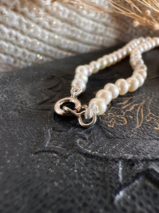 Collier "Poehere", rang de perles blanches de culture, fermeture or 18 carats ou argent 925 - Maison Gabriel