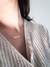 Collier "Signature", lettrage personnalisable et fine chaine ajustable, en or 18 carats - Maison Gabriel