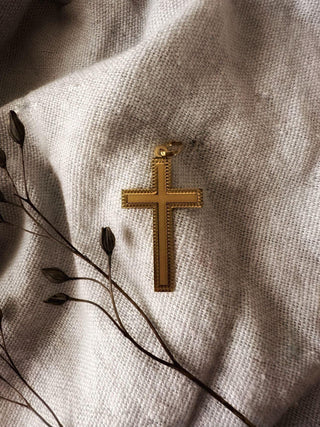 Croix "Humilité" en or jaune 18 carats avec bordures poinçonnées - Maison Gabriel