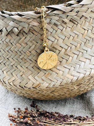 Médaille "Chrisme" en or jaune 18 carats, finition martelée mate - Maison Gabriel