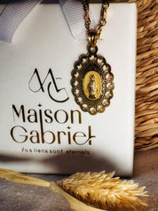 Médaille Miraculeuse à bordures ajourées en pétales gravable en or jaune 18 carats - Maison Gabriel