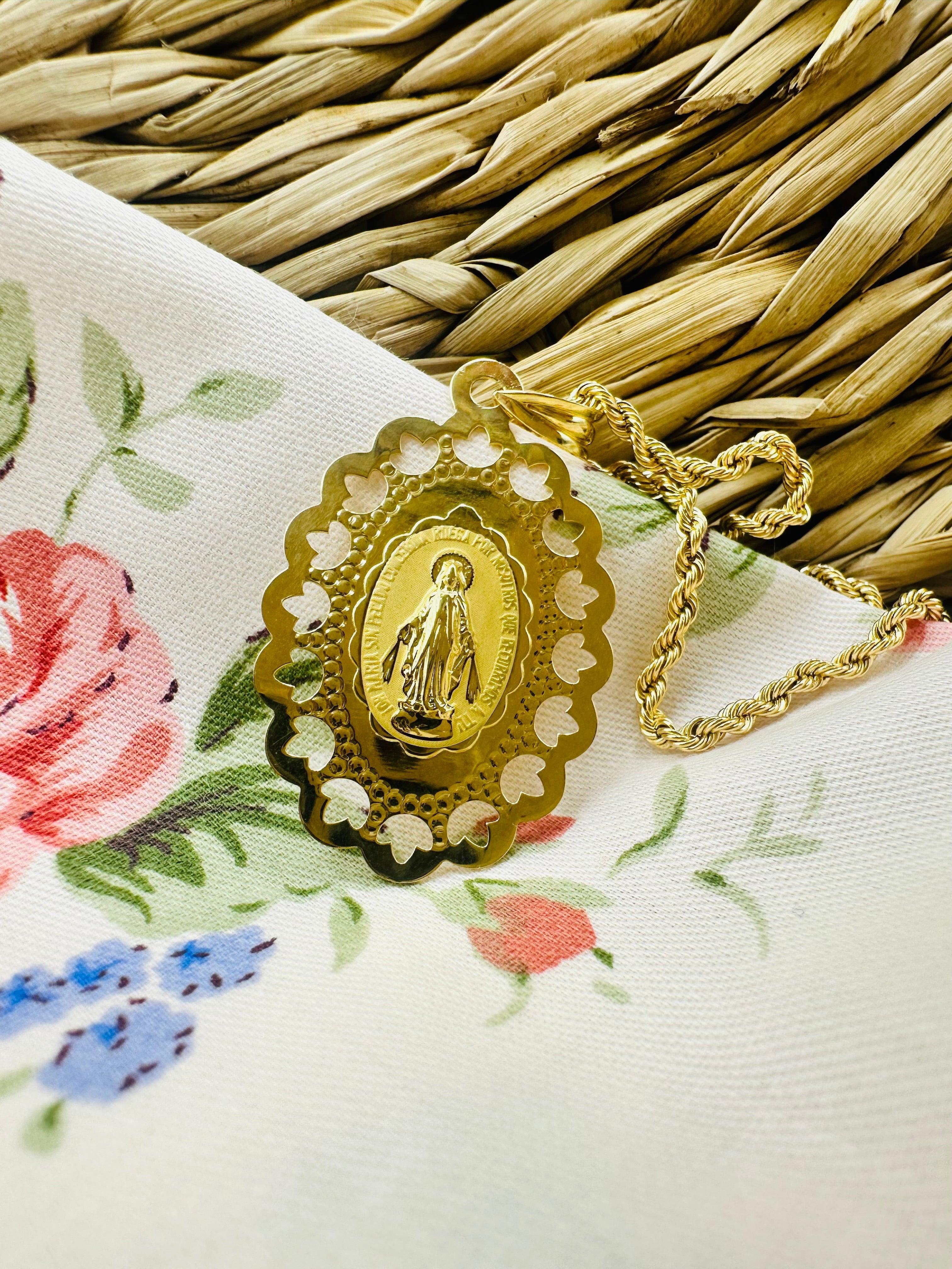 Médaille Miraculeuse à bordures ajourées en pétales gravable en or jaune 18 carats - Maison Gabriel