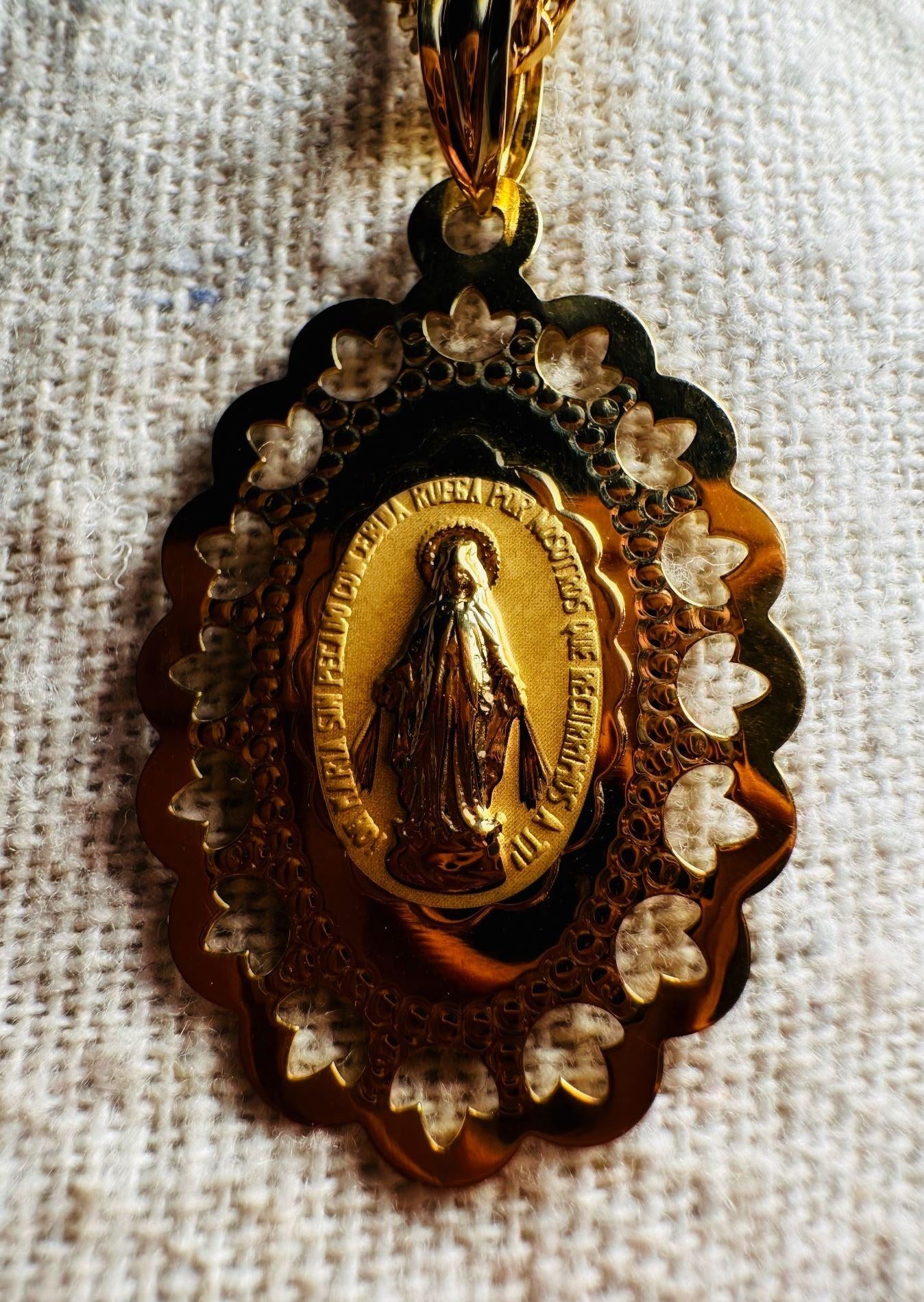 Médaille Miraculeuse à bordures ajourées en pétales gravable en or jaune 18 carats - Maison Gabriel