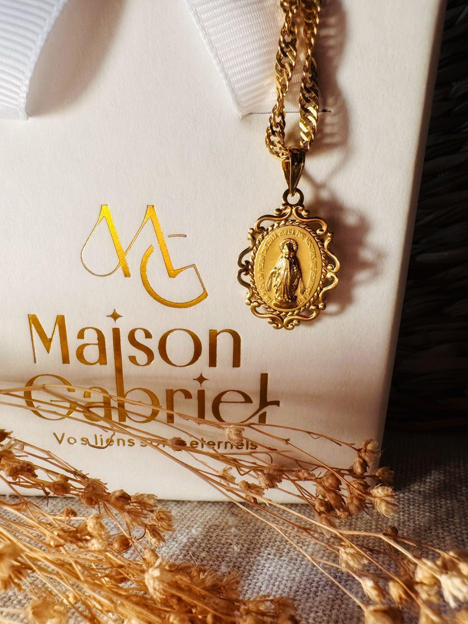 Médaille Miraculeuse à volutes sculptées et gravable en or jaune 18 carats - Maison Gabriel