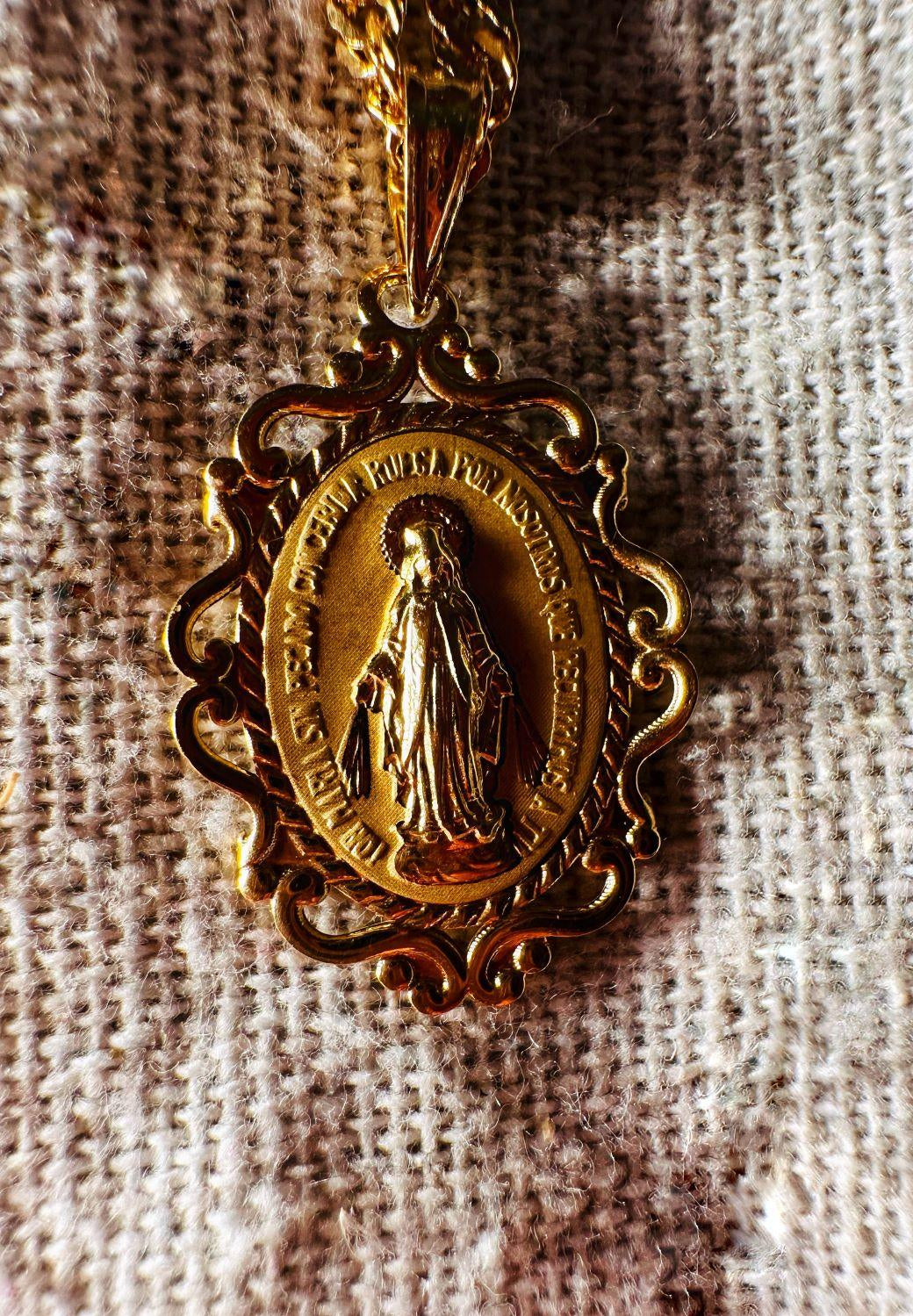 Médaille Miraculeuse à volutes sculptées et gravable en or jaune 18 carats - Maison Gabriel