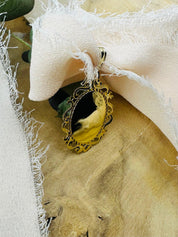 Médaille Miraculeuse à volutes sculptées et gravable en or jaune 18 carats - Maison Gabriel