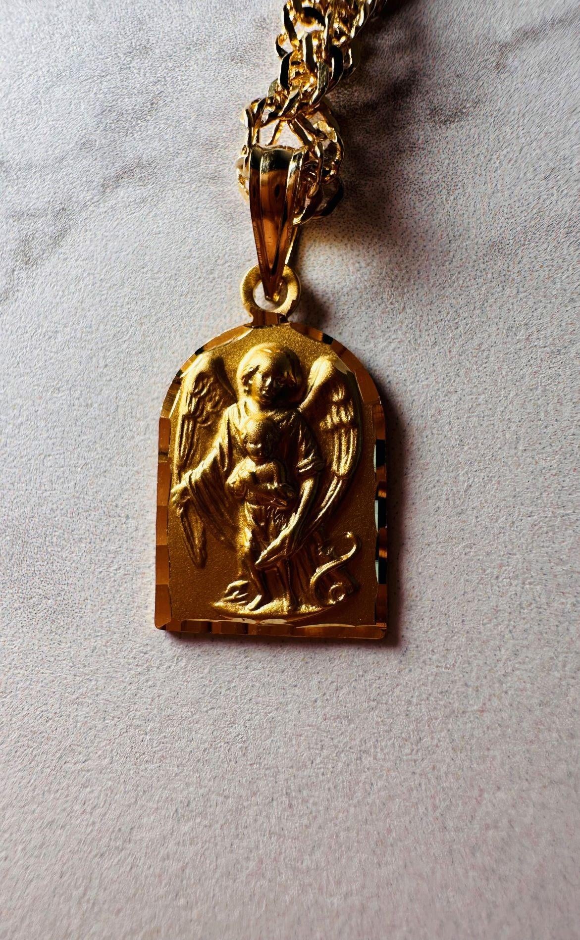 Médaille "Raphaël", Ange Gardien protecteur en or jaune 18 carats - Maison Gabriel