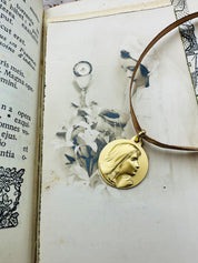 Médaille "Vierge de l'Ecoute" en or jaune 18 carats - Maison Gabriel