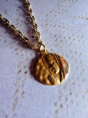 Médaille "Vierge de la prière" martelée en or jaune 18 carats - Maison Gabriel