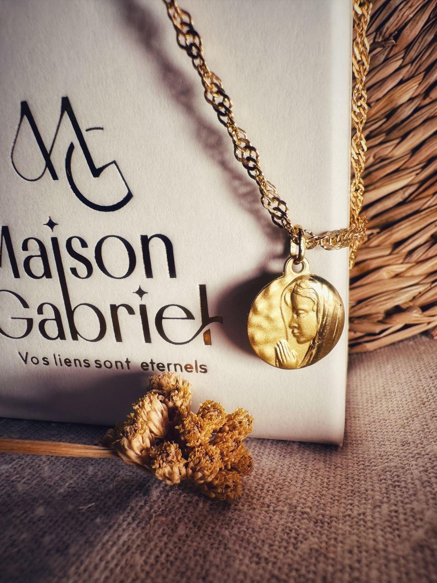 Médaille Vierge En Or Jaune 18 Carats - Pendentif Simple Et Intemporel