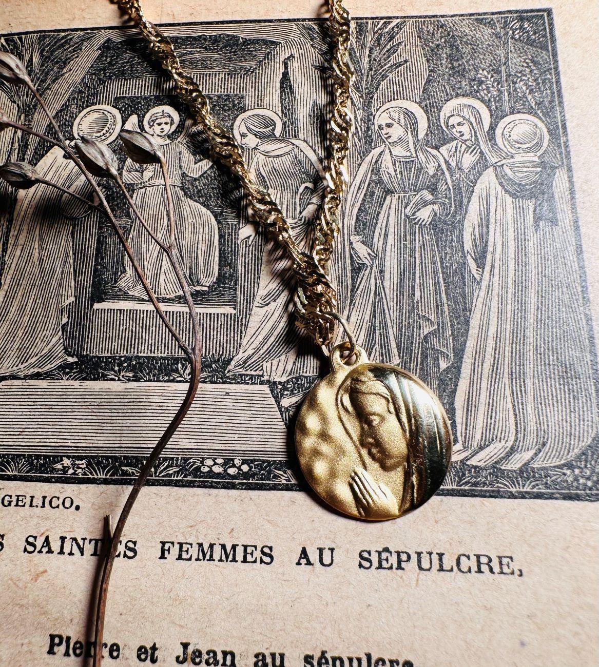 Médaille "Vierge de la prière" martelée en or jaune 18 carats - Maison Gabriel