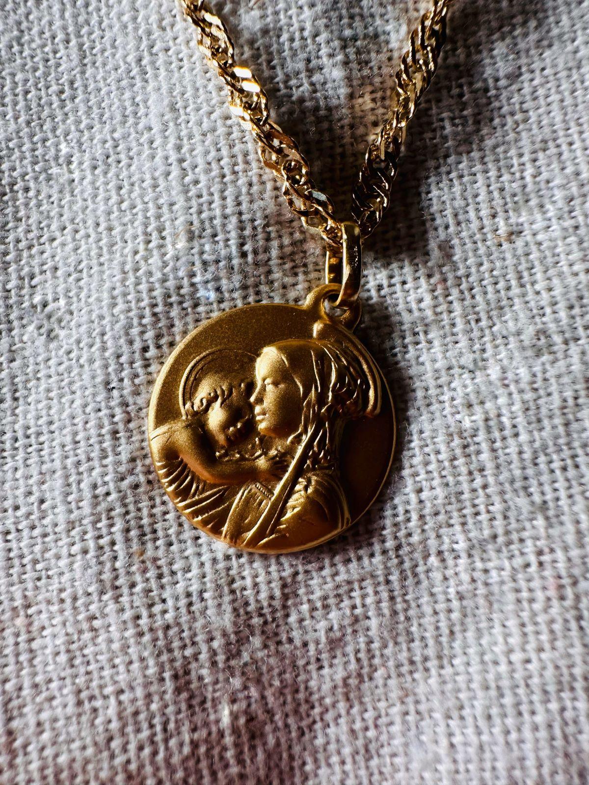 Médaille "Vierge de tendresse" en or jaune 18 carats - Maison Gabriel