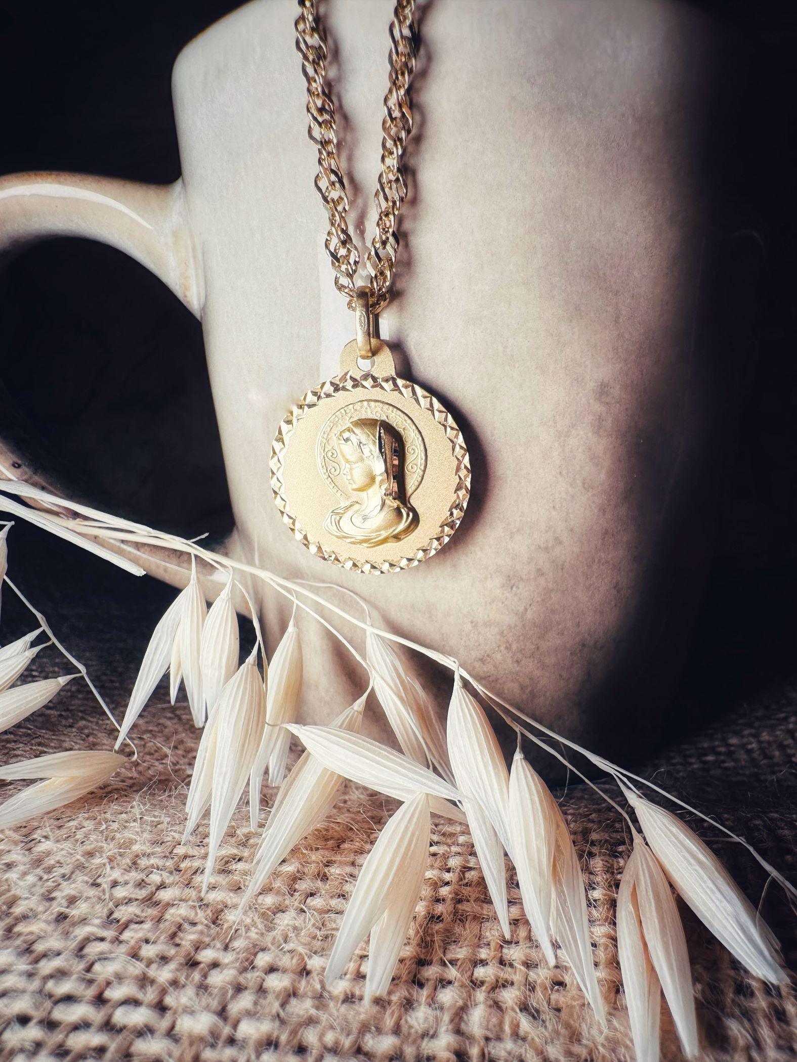 Médaille Vierge de Tendresse en or | Boutique Sainte-Marie Médaille Vierge de Tendresse en or | Boutique Sainte-Marie