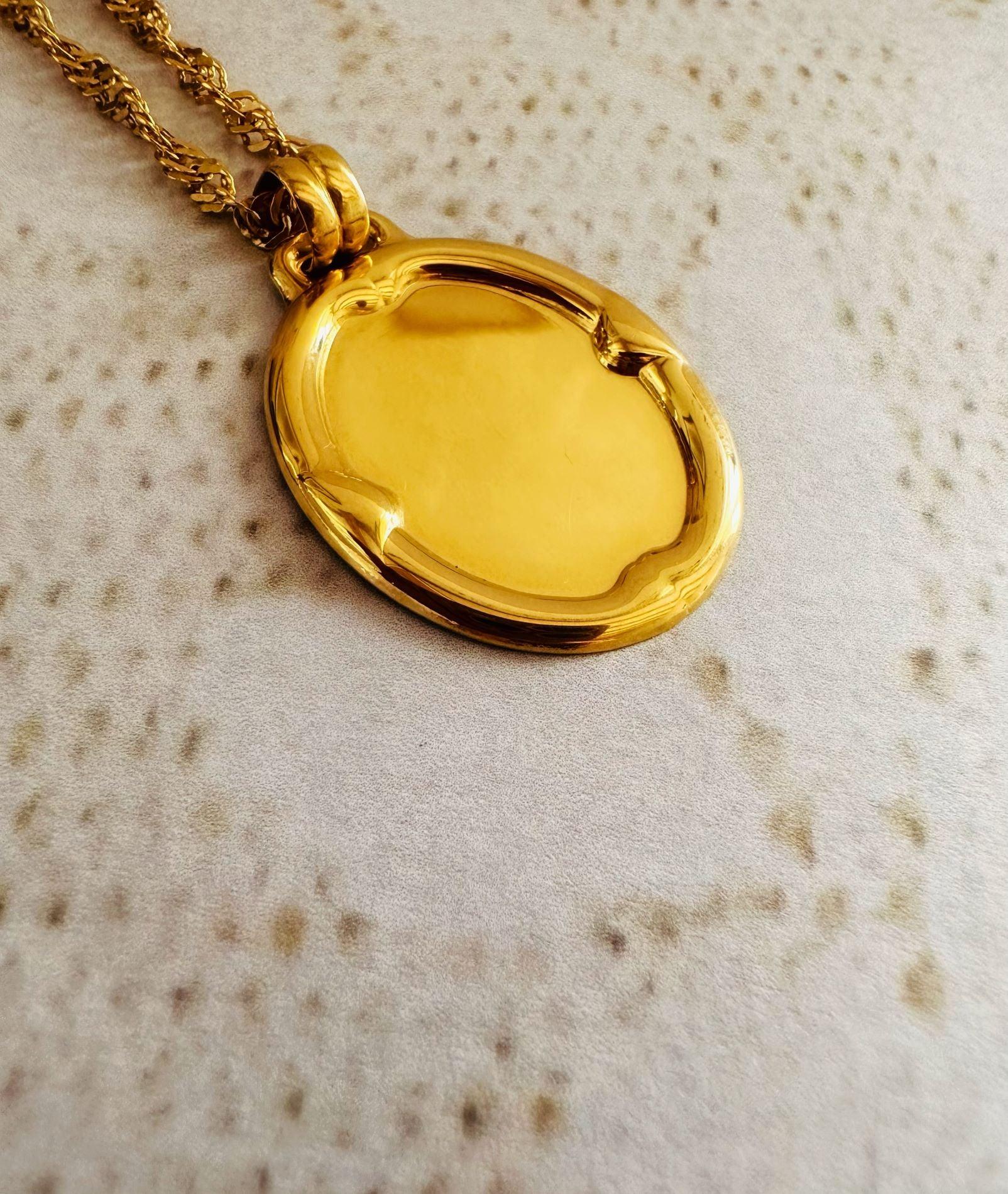 Médaillon "Louise" en or jaune 18 carats, finition polie brillante à bordures, à graver - Maison Gabriel