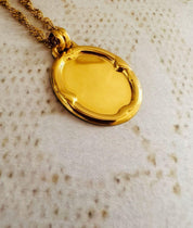 Médaillon "Louise" en or jaune 18 carats, finition polie brillante à bordures, à graver - Maison Gabriel